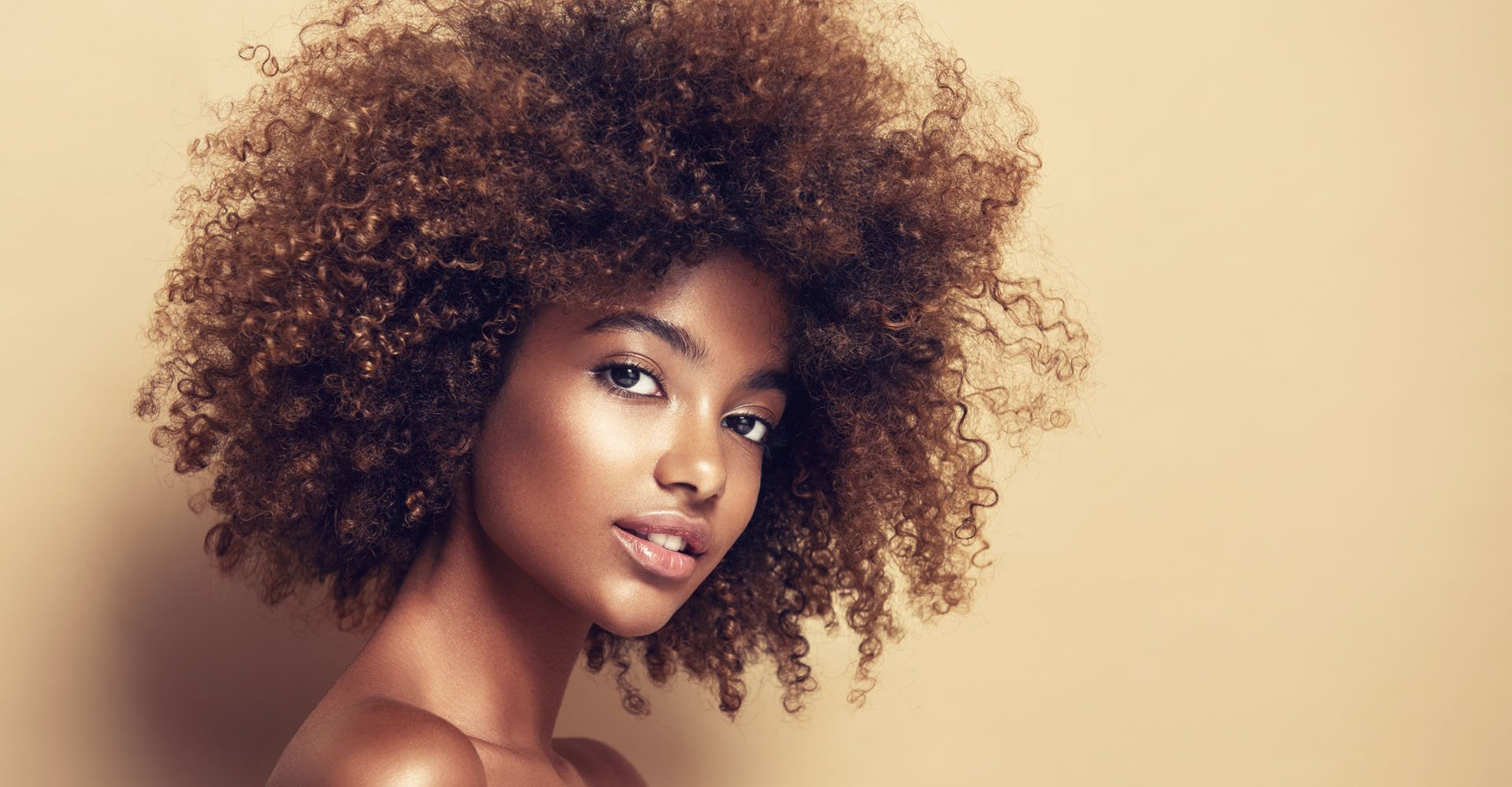 negra-cabelo-crespo-imagem-rosto-hidratado